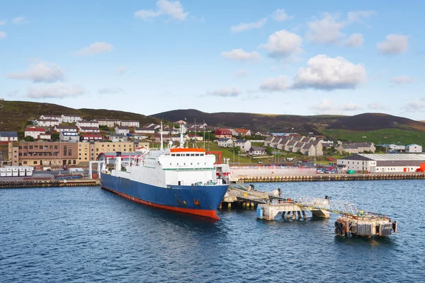 Verzenden LbMarket_Transport docking in pier in de stad in Lerwick, Shetland — Stockfoto