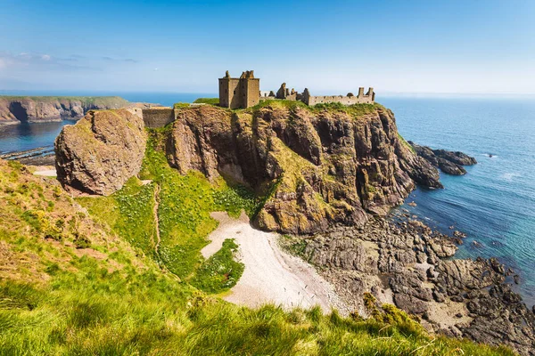 A tiszta égbolt, Stonehaven, Aberdeen, Scotlan Dunnottar vára Stock Kép