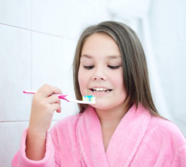 Kız dişlerini fırçalar