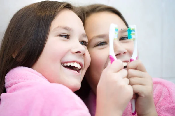 Chica cepilla sus dientes — Foto de Stock