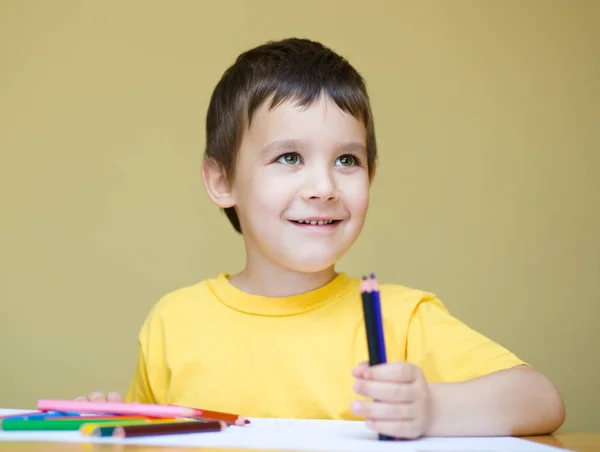 Malý chlapec drží barevné tužky — Stock fotografie