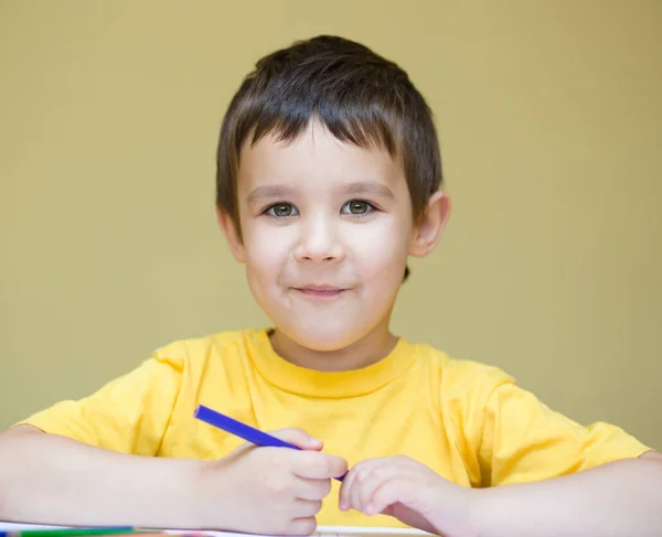 Kleine jongen houdt kleur potloden — Stockfoto