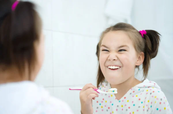 Chica cepilla sus dientes — Foto de Stock