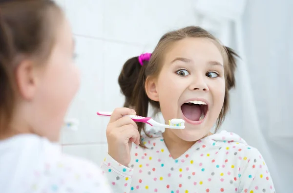 Chica cepilla sus dientes Fotos de stock libres de derechos