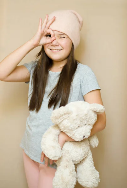 Girl is brushing her teddy bear — Stock Photo, Image