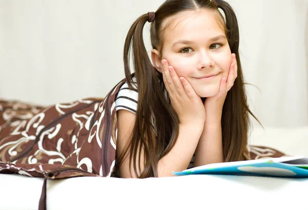 Girl is reading a book — Stock Photo, Image