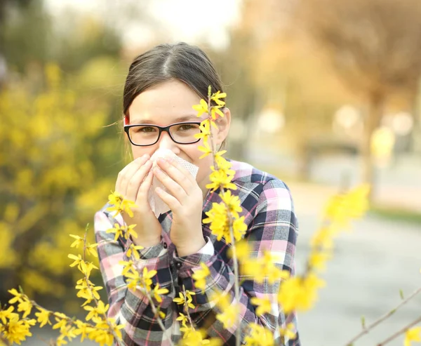 Menina Está Soprando Nariz Alérgico Flores Flor — Fotografia de Stock