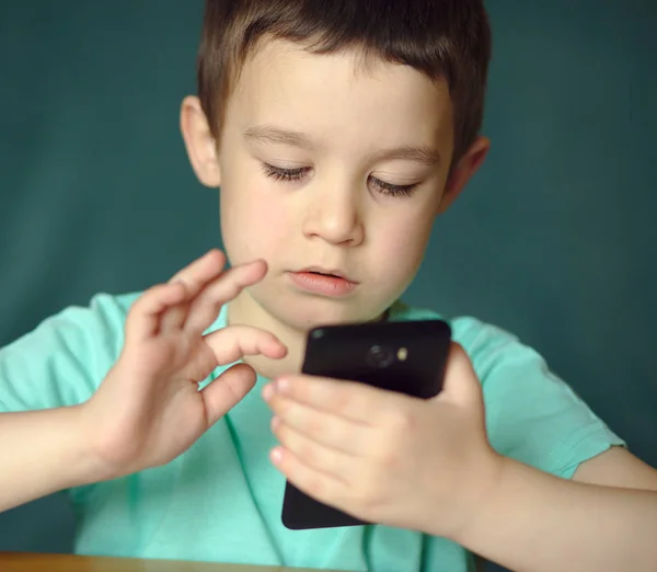 Çocuk tablet kullanma — Stok fotoğraf