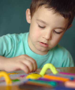 Renkli oyun hamuru ile oynamak çocuk