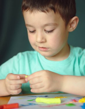 Renkli oyun hamuru ile oynamak çocuk