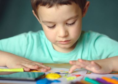 Renkli oyun hamuru ile oynamak çocuk