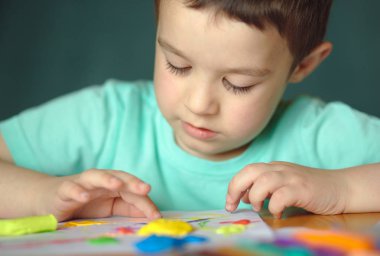 Renkli oyun hamuru ile oynamak çocuk