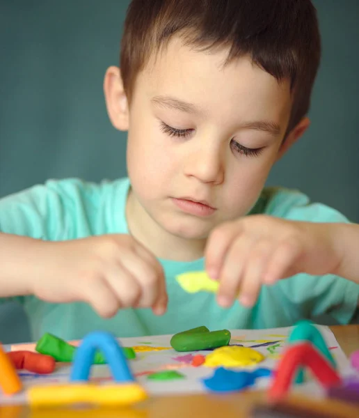 Παιδί παίζει με χρώμα παιχνίδι ζύμη — Φωτογραφία Αρχείου