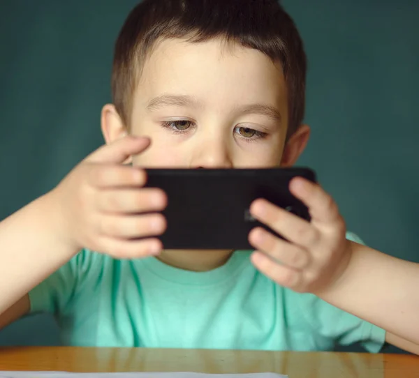 Boy está utilizando el teléfono inteligente — Foto de Stock