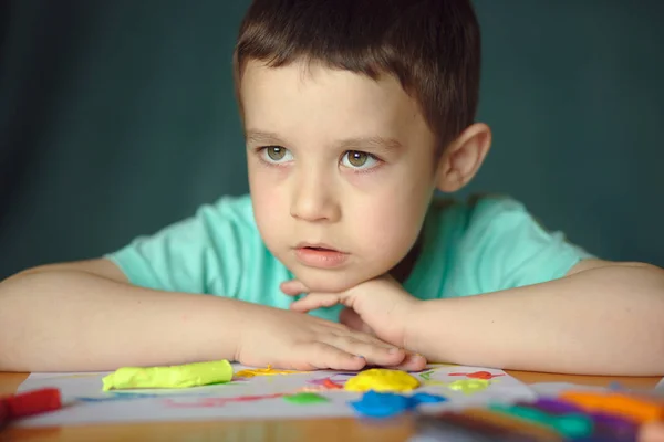Pojke leker med färg spela deg — Stockfoto