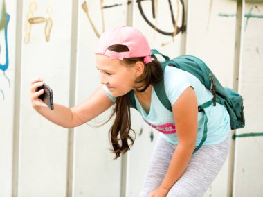 Eğleniyor kız selfie alarak