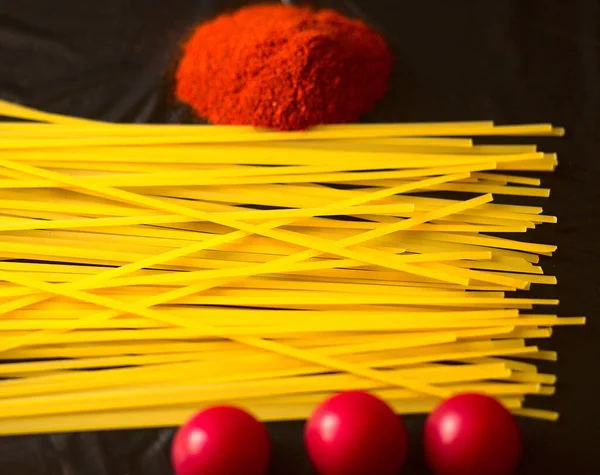Voedingsingrediënten Voor Italiaanse Pasta Spaghetti Zwarte Steen Leisteen Achtergrond Kopieer — Stockfoto