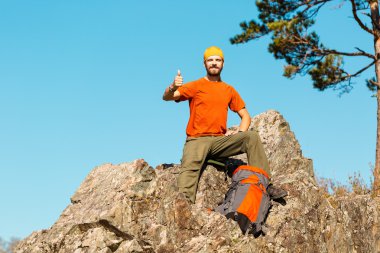 Sakallı genç erkek dağ, doğa görünümü, tadını çıkarırken rock tepede duran turist sırt çantası yoluyla seyahat dağlarda yaz tatili