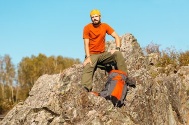 Sakallı genç erkek dağ, doğa görünümü, tadını çıkarırken rock tepede duran turist sırt çantası yoluyla seyahat dağlarda yaz tatili