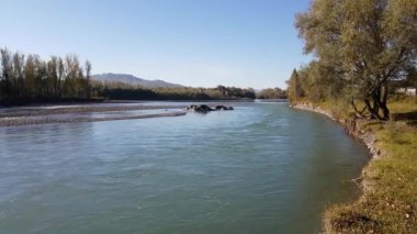 Yaz, manzara, doğa, görünümü dere, nehir manzaralı kıyıdan dağ Nehri