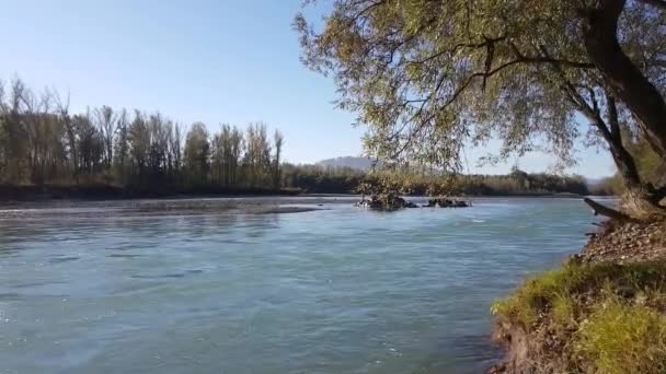 山区河流夏季，自然景观江景离岸流视图 — 图库视频影像