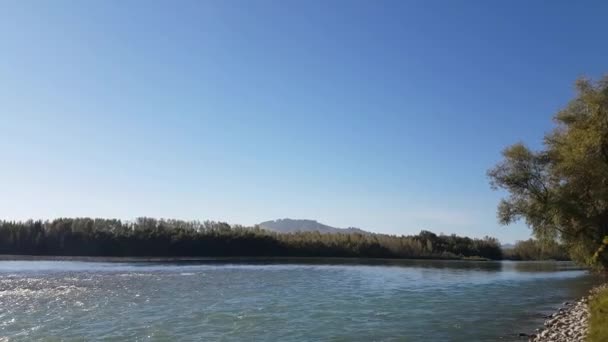 山区河流夏季，自然景观江景离岸流视图 — 图库视频影像