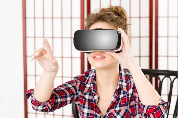 Ragazza ottenere esperienza utilizzando occhiali VR della realtà virtuale — Foto Stock