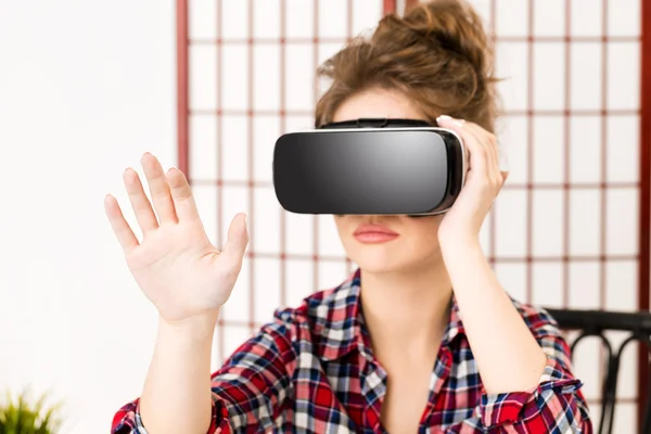 Ragazza ottenere esperienza utilizzando occhiali VR della realtà virtuale — Foto Stock