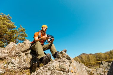 Sanal gerçeklik gözlük tur dağlarda,'yaz aylarında tatile kullanan başarılı genç adam