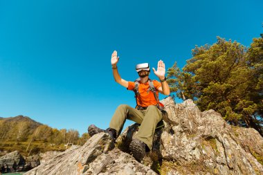 Sanal gerçeklik gözlük tur dağlarda,'yaz aylarında tatile kullanan başarılı genç adam