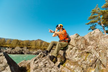 Sanal gerçeklik gözlük tur dağlarda,'yaz aylarında tatile kullanan başarılı genç adam