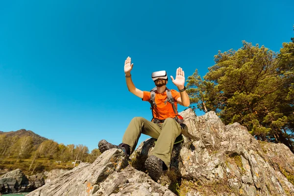 Sanal gerçeklik gözlük tur dağlarda,'yaz aylarında tatile kullanan başarılı genç adam