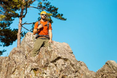Sakallı genç erkek dağ, doğa görünümü, tadını çıkarırken rock tepede duran turist sırt çantası yoluyla seyahat dağlarda yaz tatili