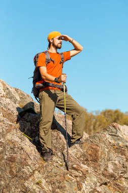 Sakallı genç erkek dağ, doğa görünümü, tadını çıkarırken rock tepede duran turist sırt çantası yoluyla seyahat dağlarda yaz tatili