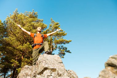 Sakallı genç erkek dağ, doğa görünümü, tadını çıkarırken rock tepede duran turist sırt çantası yoluyla seyahat dağlarda yaz tatili