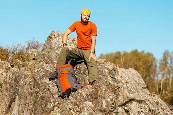 Sakallı genç erkek dağ, doğa görünümü, tadını çıkarırken rock tepede duran turist sırt çantası yoluyla seyahat dağlarda yaz tatili