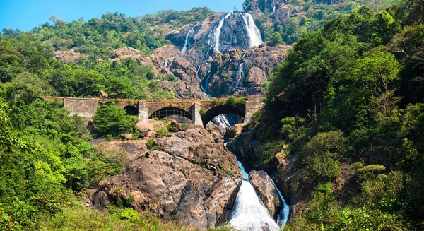 Vista del puente ferroviario en las montañas a través de la cascada, India, Goa — Foto de Stock
