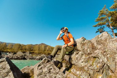 Sanal gerçeklik gözlük tur dağlarda,'yaz aylarında tatile kullanan başarılı genç adam