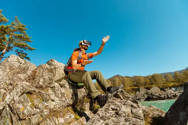 Sanal gerçeklik gözlük tur dağlarda,'yaz aylarında tatile kullanan başarılı genç adam