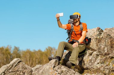 Sakallı genç adam selfie gözlük sanal gerçeklik mekanlarda yapar.