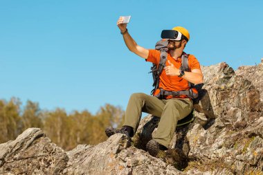 Sakallı genç adam selfie gözlük sanal gerçeklik mekanlarda yapar.