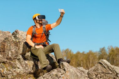 Sakallı genç adam selfie gözlük sanal gerçeklik mekanlarda yapar.