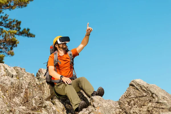 Giovanotto di successo, con occhiali di realtà virtuale per il tour in montagna, in vacanza in estate — Foto Stock