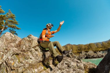 Sanal gerçeklik gözlük tur dağlarda,'yaz aylarında tatile kullanan başarılı genç adam