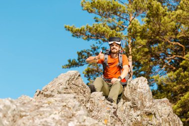 Sanal gerçeklik gözlük tur dağlarda,'yaz aylarında tatile kullanan başarılı genç adam
