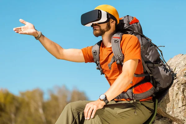 Giovanotto di successo, con occhiali di realtà virtuale per il tour in montagna, in vacanza in estate — Foto Stock