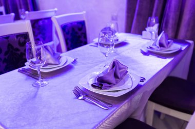 Kapalı tablo ile bir iç yeni lüks restoranda boş gözlük ve yemekleri ayarla