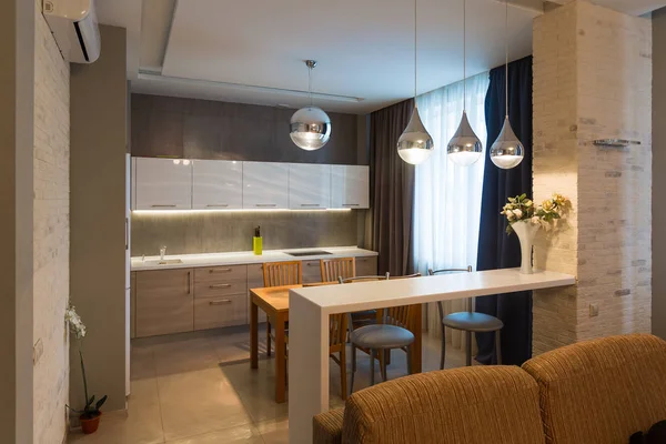 Сучасний інтер'єр кухні в новому елітному будинку, квартирі — стокове фото