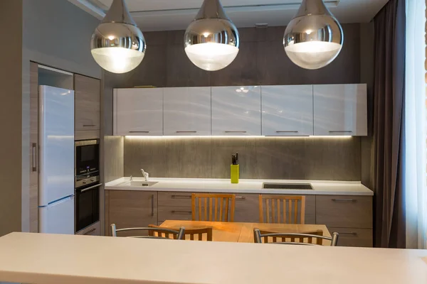 Intérieur de cuisine moderne dans une nouvelle maison de luxe, appartement — Photo