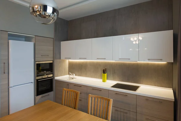 Современный кухонный интерьер в новом роскошном доме, квартире — стоковое фото